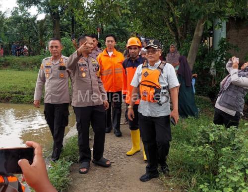 Wakapolres Serang, Kompol Andri Surya K meninjau banir Pamarayan. Foto Yono