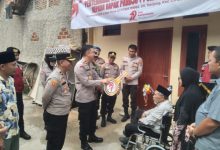 Wakapolres Serang, Kompol Fauzan Afifi serahakn kunci hasil program bedah rumah ke Bripka Purn Pardjo. Foto: Yono