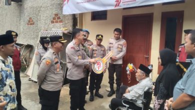 Wakapolres Serang, Kompol Fauzan Afifi serahakn kunci hasil program bedah rumah ke Bripka Purn Pardjo. Foto: Yono