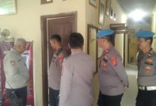 Wakapolres Serang, Kompol Andri Surya mengecek kesiapan pengamanan libur bersama. Foto Yono