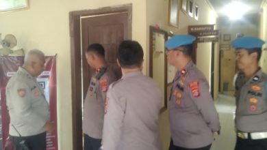 Wakapolres Serang, Kompol Andri Surya mengecek kesiapan pengamanan libur bersama. Foto Yono