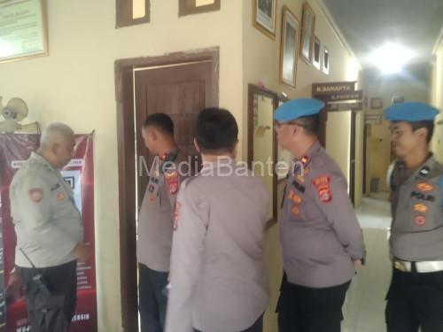 Wakapolres Serang, Kompol Andri Surya mengecek kesiapan pengamanan libur bersama. Foto Yono