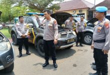 Wakapolres Serang, Kompol Fauzan Affifi memeriksa kendaraan dinas. Foto: Yono