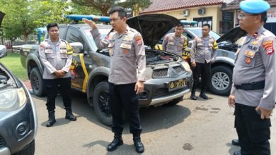 Wakapolres Serang, Kompol Fauzan Affifi memeriksa kendaraan dinas. Foto: Yono