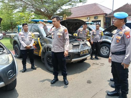 Wakapolres Serang, Kompol Fauzan Affifi memeriksa kendaraan dinas. Foto: Yono