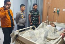 Wakapolres Cilegon, Kompol M Ridzky Salatun menjenguk korban ledakan pabrik kimia PT MCCI. Foto Daeng Yusvin