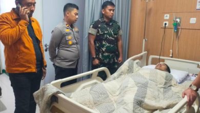 Wakapolres Cilegon, Kompol M Ridzky Salatun menjenguk korban ledakan pabrik kimia PT MCCI. Foto Daeng Yusvin