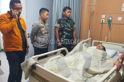 Wakapolres Cilegon, Kompol M Ridzky Salatun menjenguk korban ledakan pabrik kimia PT MCCI. Foto Daeng Yusvin