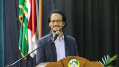 Wakil Wali Kota Cilegon, Fajar Hadi Prabowo saat mnghadiri wisuda sarjana STIT Al Khariyah. Foto Daeng Yusvin