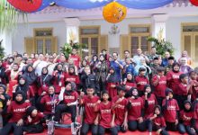 Wakil Walikota Cilegon, Fajar Hadi Prabowo bersama anak-anak SKH. Foto: Daeng Yusvin