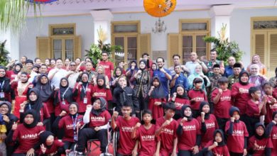 Wakil Walikota Cilegon, Fajar Hadi Prabowo bersama anak-anak SKH. Foto: Daeng Yusvin