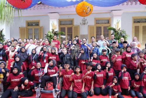 Wakil Walikota Cilegon, Fajar Hadi Prabowo bersama anak-anak SKH. Foto: Daeng Yusvin