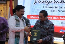 Walikota Tangerang, Arief R Wismansyan menerima 75 sertifikat tanah. Foto: Diskomifo Tangerang