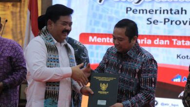 Walikota Tangerang, Arief R Wismansyan menerima 75 sertifikat tanah. Foto: Diskomifo Tangerang