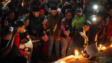 Walikota Cilegon, Robinsar di tengah ratusan pengemudi Ojol di Cilegon. Foto: Daeng Yusvin
