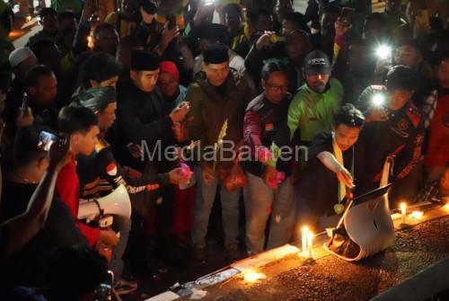 Walikota Cilegon, Robinsar di tengah ratusan pengemudi Ojol di Cilegon. Foto: Daeng Yusvin