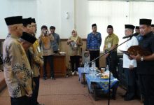 Wali Kota Cilegon, Robinsar mengukuhkan PAW Pimpinan Baznas Kota Cilegon. Foto Daeng Yusvin