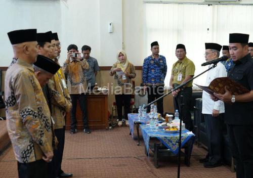 Wali Kota Cilegon, Robinsar mengukuhkan PAW Pimpinan Baznas Kota Cilegon. Foto Daeng Yusvin