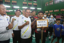 Walikota Serang, Syafrudin membuka turnamen bulutangkis. Foto: Aden Hasanudin