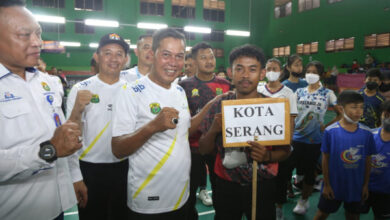 Walikota Serang, Syafrudin membuka turnamen bulutangkis. Foto: Aden Hasanudin