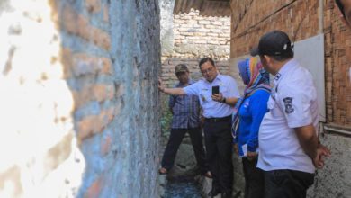 Walikota Tangerang, Arief R Wismansyah cek lokasi bedah rumah. Foto: Diskominfo Kota Tangerang