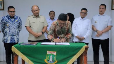 Wali Kota Tangerang, Sachrudin menandatangani MoU Percepatan pembangunan SPPG. Foto: Antara