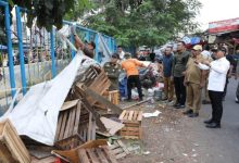 Wali Kota Tangerang, Sachrudin berad i lokasi penertiban PKL di pasar tradisional. Foto Antara