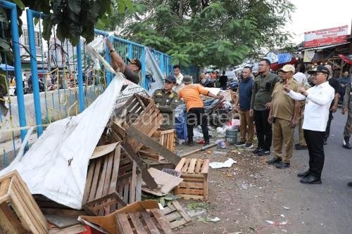 Wali Kota Tangerang, Sachrudin berad i lokasi penertiban PKL di pasar tradisional. Foto Antara