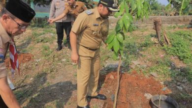 Walikota Tangerang, Arief R Wismansyah tanam pohon. Foto: Diskominfotik Kota Tangerang