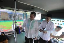 Walikota Tangerang, Arief R Wismansyah mencoba e-money di Bus Tayo. Foto: Diskominfo Kota Tangerang