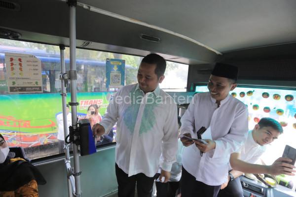 Walikota Tangerang, Arief R Wismansyah mencoba e-money di Bus Tayo. Foto: Diskominfo Kota Tangerang