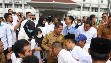 Walikota Serang, Syafrudin bersama honorer Pemkot Serang. Foto: Hendra Hermawan