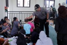 Walikota Tangerang Arief R Wismansyah di lokasi pengungsi kebakaran TPA Rawakucing. Foto: Diskominfotik Kota Tangerang