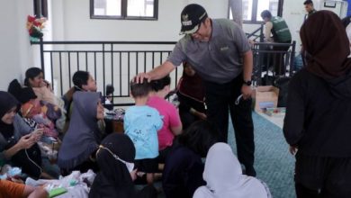 Walikota Tangerang Arief R Wismansyah di lokasi pengungsi kebakaran TPA Rawakucing. Foto: Diskominfotik Kota Tangerang