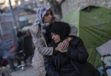 Keluarga yang mencari keluarganya paska gempa Turki - Suriah. Foto: ArabNews