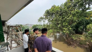 Wapres RI, Gibran Rakabuming Raka ketika meninjau Kali Angke di Kota Tangerang. Foto: Antara
