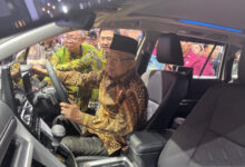 Wapres RI, KH Maruf Amin mencoba salah satu mobil di pameran GIIAS 2024. Foto: Antara