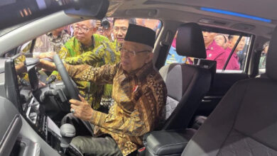 Wapres RI, KH Maruf Amin mencoba salah satu mobil di pameran GIIAS 2024. Foto: Antara