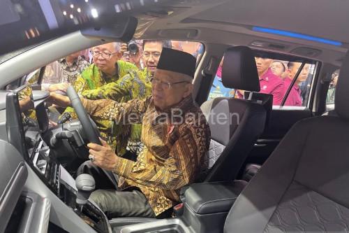 Wapres RI, KH Maruf Amin mencoba salah satu mobil di pameran GIIAS 2024. Foto: Antara