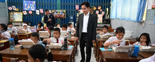 Wakil Presiden RI, Gibran Rakabuming Raka cek makan bergizi gratis di SDN 03 Jakarta Pusat. Foto: BPMI Set Wapres RI