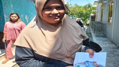 Warga yang ikut melaporkan istri Nanang Supriatna, Calon Wakil Bupati Serang nomor urut 1. Foto: Yono