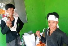 Kakak adik warga Baduy Dalam berjualan madu odeng . Foto Antara
