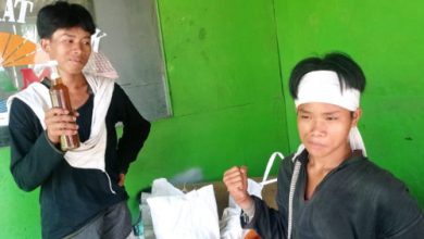 Kakak adik warga Baduy Dalam berjualan madu odeng . Foto Antara