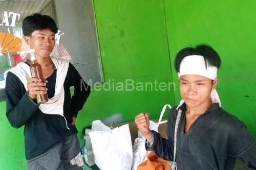 Kakak adik warga Baduy Dalam berjualan madu odeng . Foto Antara