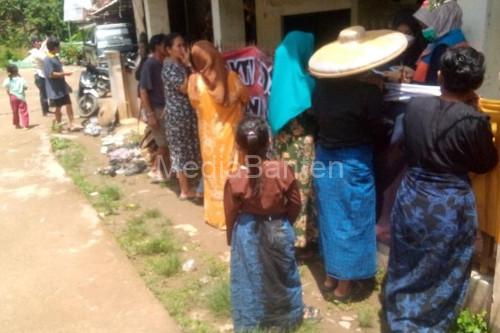 Warga Baduy luar sedang periksa kesehatan. Foto: Antara