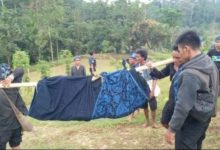 Warga Baduy yang sakit ditandu ke Faskes terdekat. Foto: Antara