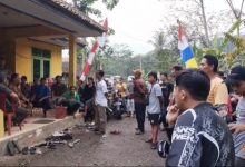 Warga Desa Jayamanik menggerudug Kantor Desa soal jalan rusak yang tak kunjung diperbaiki. Foto: Budi Wahyu Iskandar