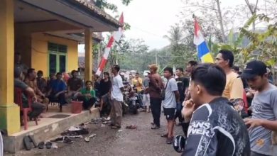 Warga Desa Jayamanik menggerudug Kantor Desa soal jalan rusak yang tak kunjung diperbaiki. Foto: Budi Wahyu Iskandar