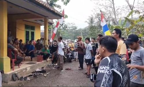 Warga Desa Jayamanik menggerudug Kantor Desa soal jalan rusak yang tak kunjung diperbaiki. Foto: Budi Wahyu Iskandar