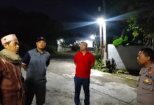 Polisi dari Polsek Cibeber cek bau bensin di Perumahan Gedong Cilegon Damai. Foto Daeng Yusvin